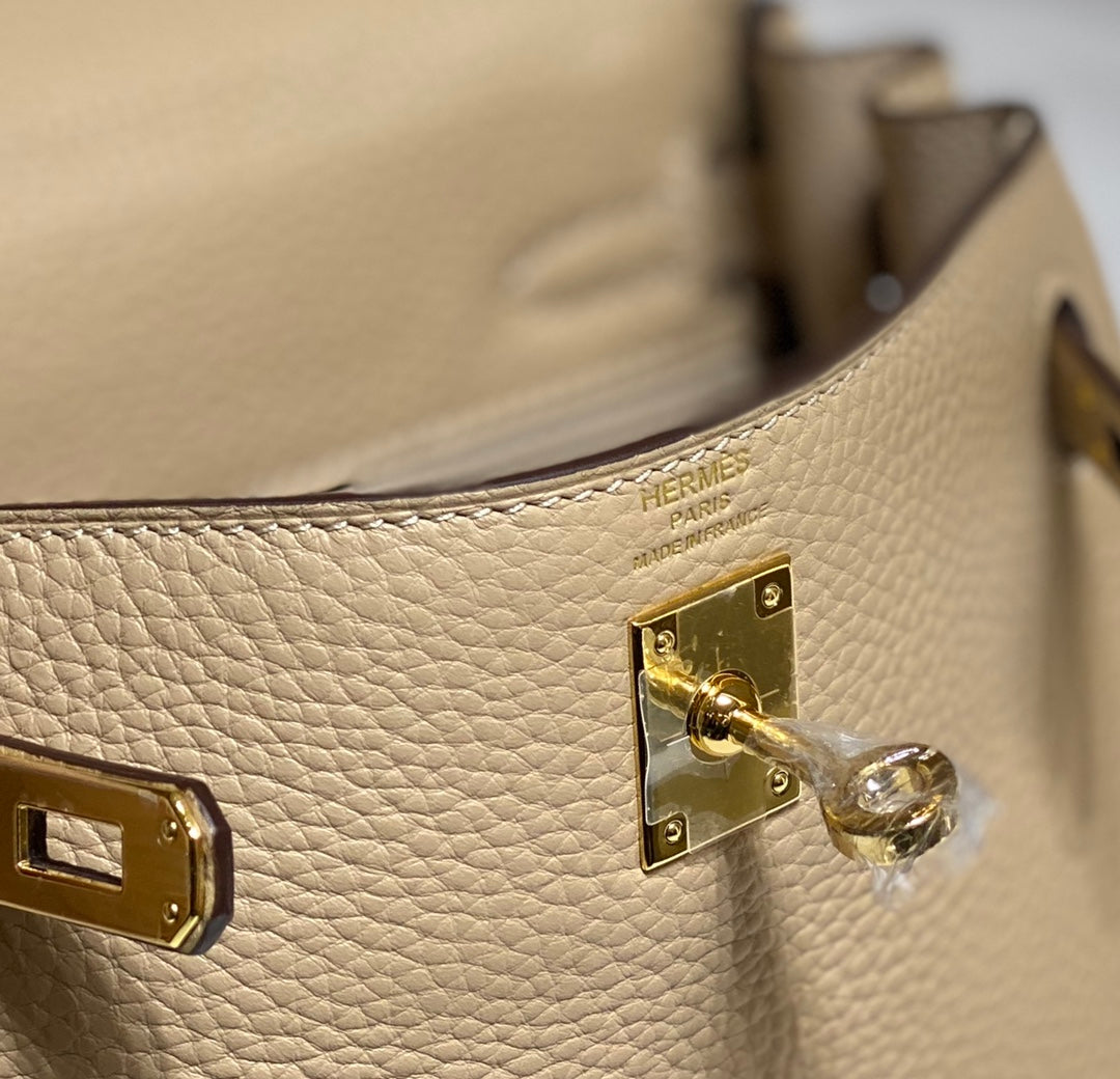 Sac HM Mini Kelly 20 cm en cuir Togo beige avec finitions dorées