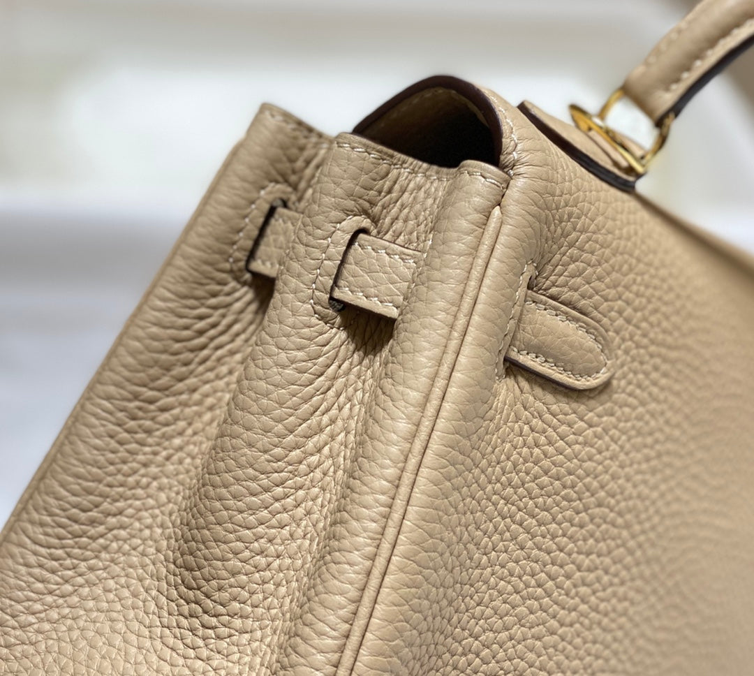 Sac HM Mini Kelly 20 cm en cuir Togo beige avec finitions dorées