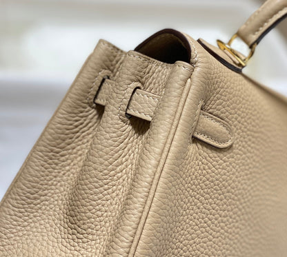 Sac HM Mini Kelly 20 cm en cuir Togo beige avec finitions dorées