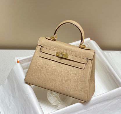 Sac HM Mini Kelly 20 cm en cuir Togo beige avec finitions dorées