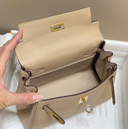 Sac HM Mini Kelly 20 cm en cuir Togo beige avec finitions dorées