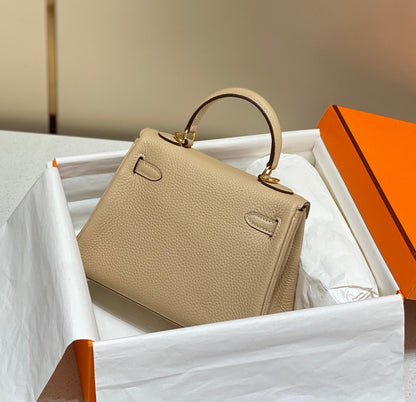 Sac HM Mini Kelly 20 cm en cuir Togo beige avec finitions dorées