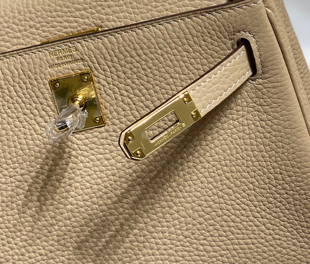 Sac HM Mini Kelly 20 cm en cuir Togo beige avec finitions dorées
