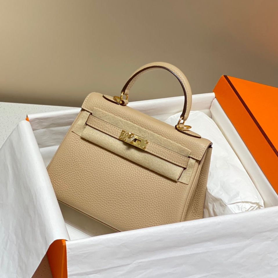 Sac HM Mini Kelly 20 cm en cuir Togo beige avec finitions dorées