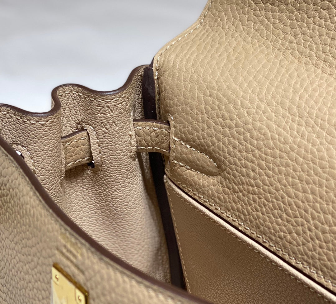 Sac HM Mini Kelly 20 cm en cuir Togo beige avec finitions dorées