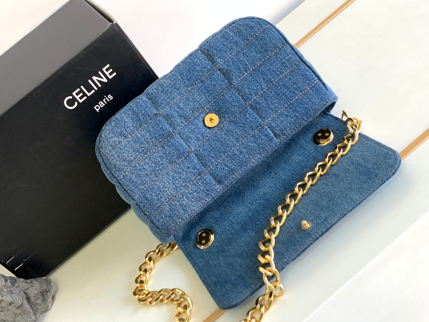 SAC À BANDOULIÈRE EN CUIR DENIM AVEC 24 CHAÎNES
