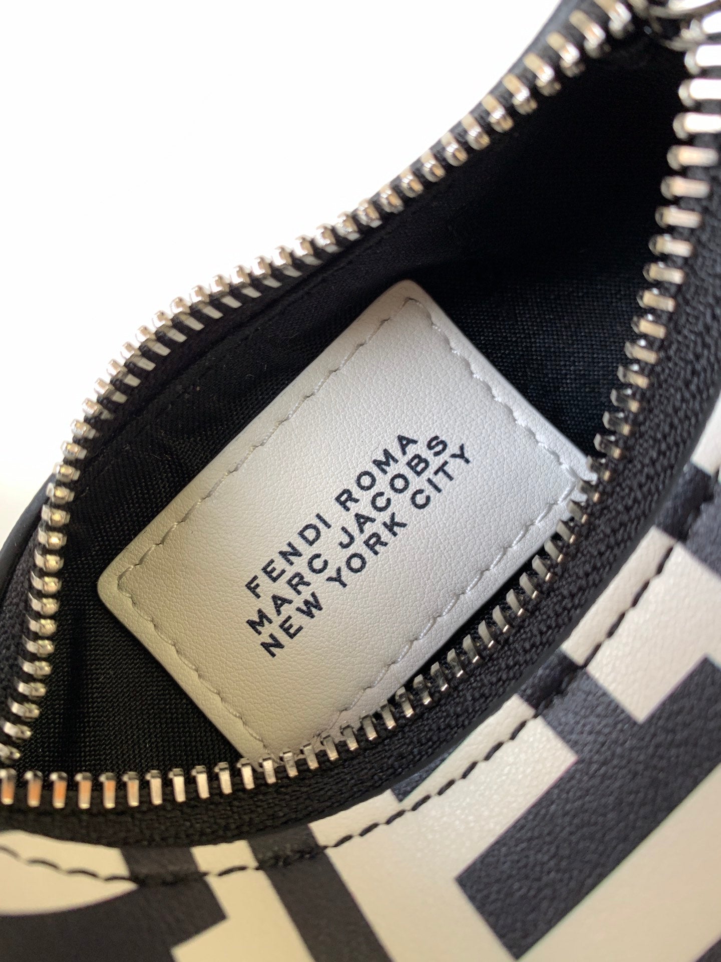 FENDIGRAPHY MINI 16 EN CUIR DE VEAU LISSE BLANC MIX NOIR, ACCESSOIRES ARGENTÉS