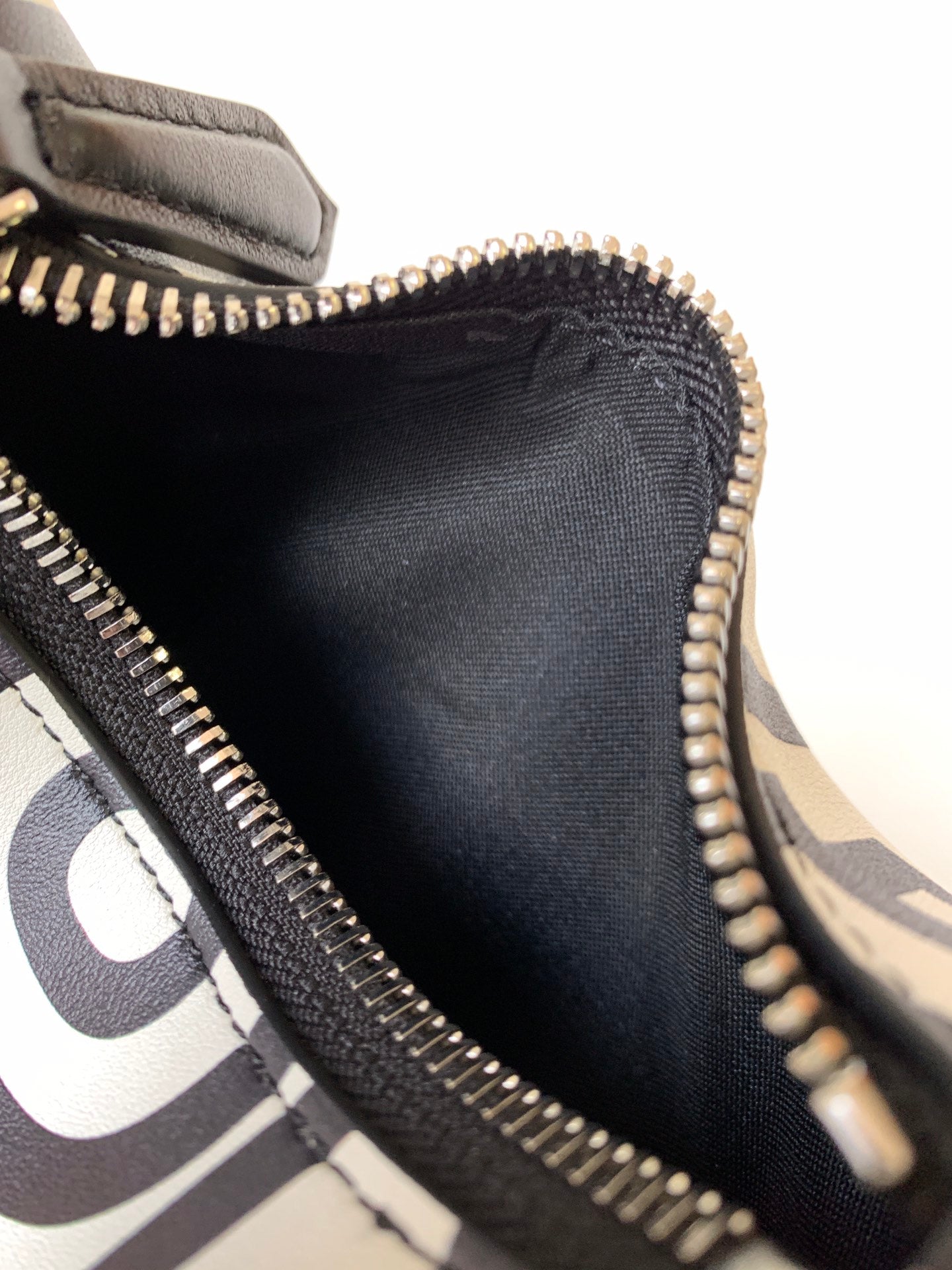 FENDIGRAPHY MINI 16 EN CUIR DE VEAU LISSE BLANC MIX NOIR, ACCESSOIRES ARGENTÉS