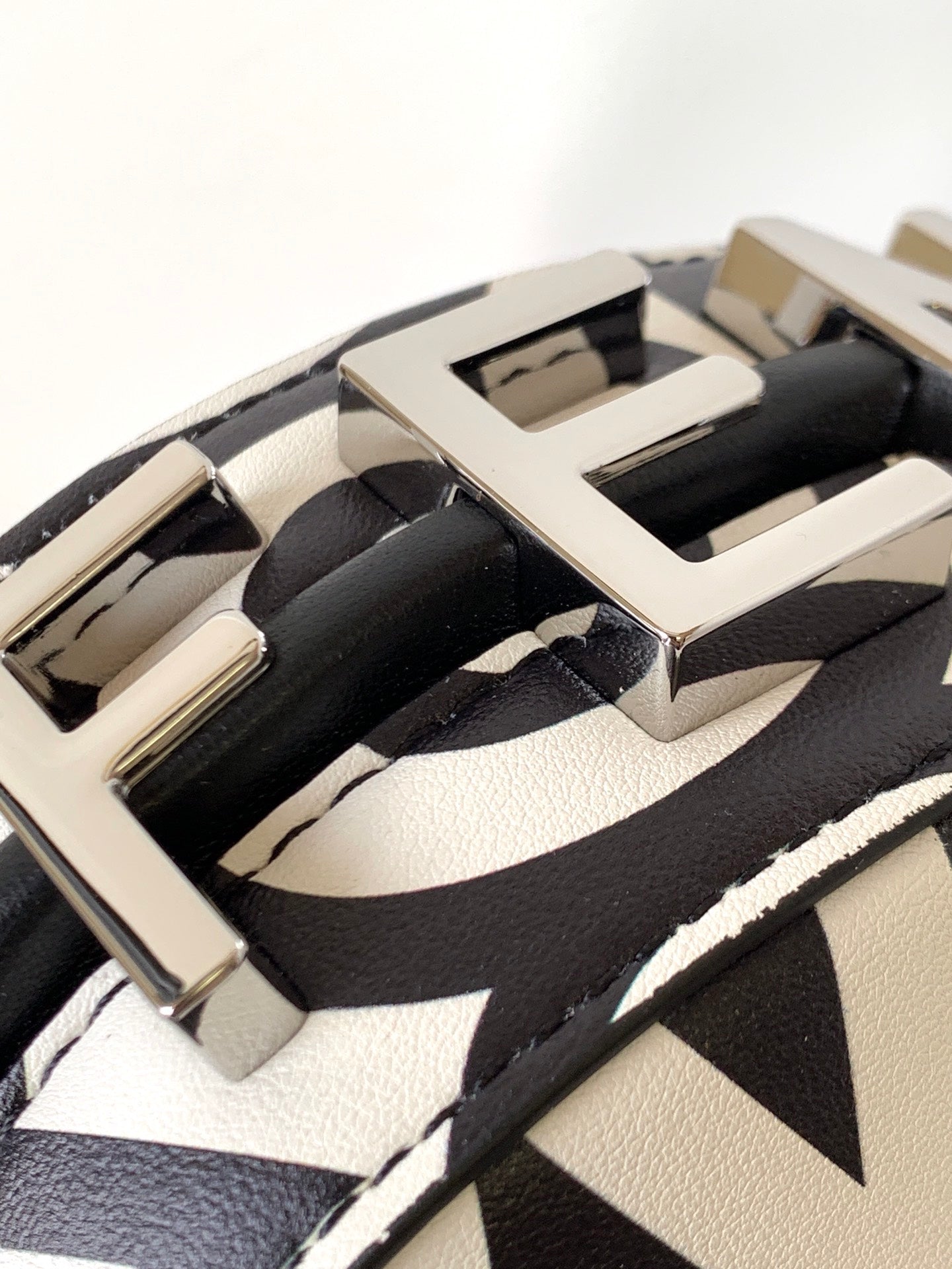 FENDIGRAPHY MINI 16 EN CUIR DE VEAU LISSE BLANC MIX NOIR, ACCESSOIRES ARGENTÉS