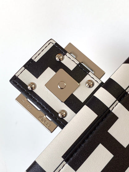 Sac Fend Roma &amp; Marc Jacobs 27 en cuir noir et blanc 