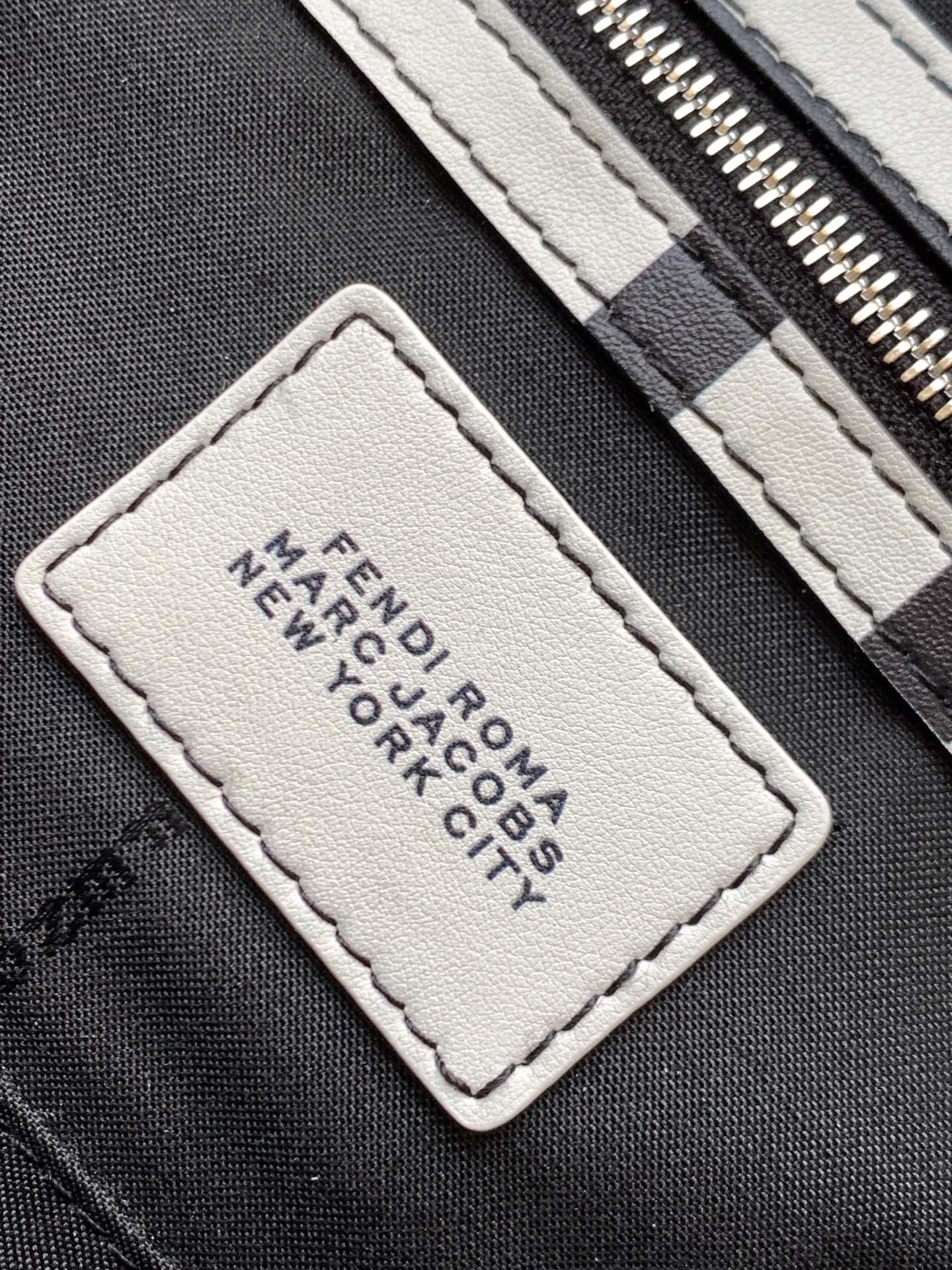 Sac Fend Roma &amp; Marc Jacobs 27 en cuir noir et blanc 