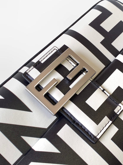 Sac Fend Roma &amp; Marc Jacobs 27 en cuir noir et blanc 