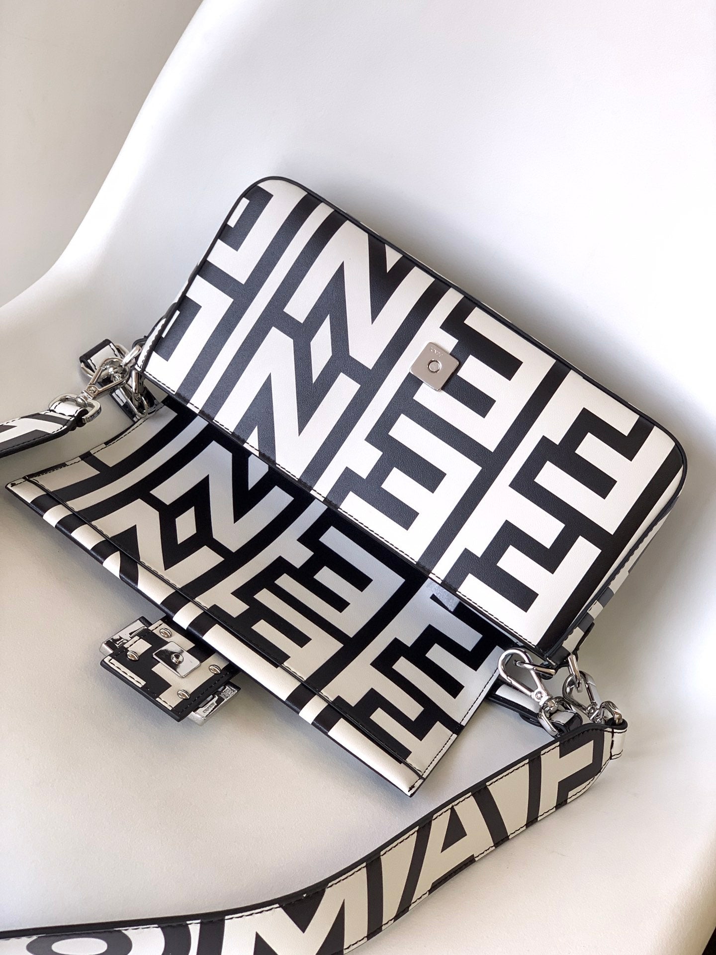 Sac Fend Roma &amp; Marc Jacobs 27 en cuir noir et blanc 
