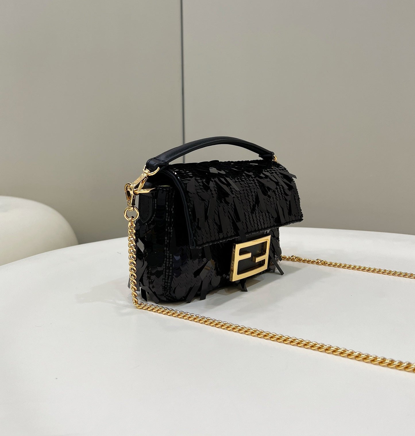 BAGUETTE MINI 19 EN PAILLETTES NOIRES QUINCAILLERIE DOREE