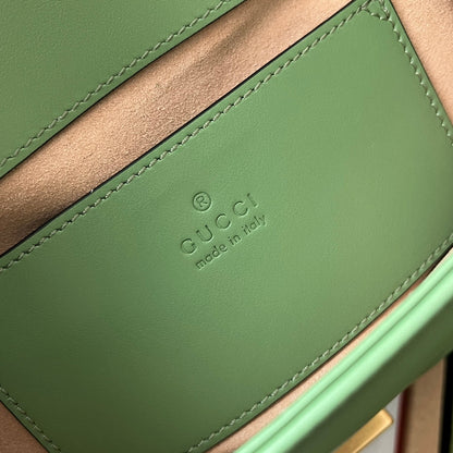 gg marmont mini 18 cm en cuir de veau vert avec finitions dorées