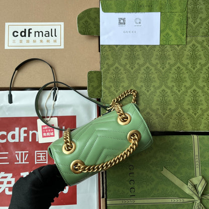 gg marmont mini 18 cm en cuir de veau vert avec finitions dorées