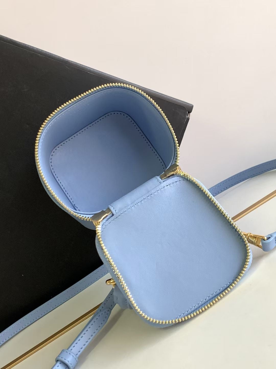 MINI TROUSSE DE VANITY TRIOMPHE EN CUIR DE VEAU BLEU CIEL