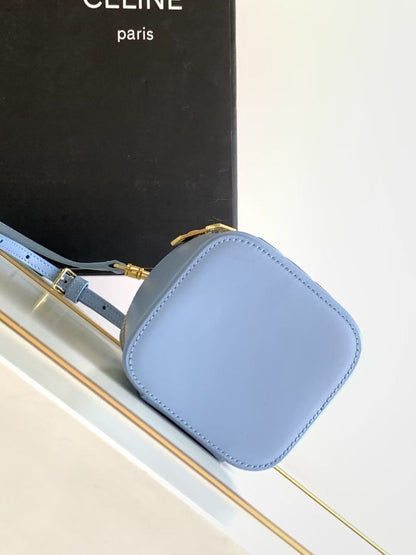 MINI TROUSSE DE VANITY TRIOMPHE EN CUIR DE VEAU BLEU CIEL