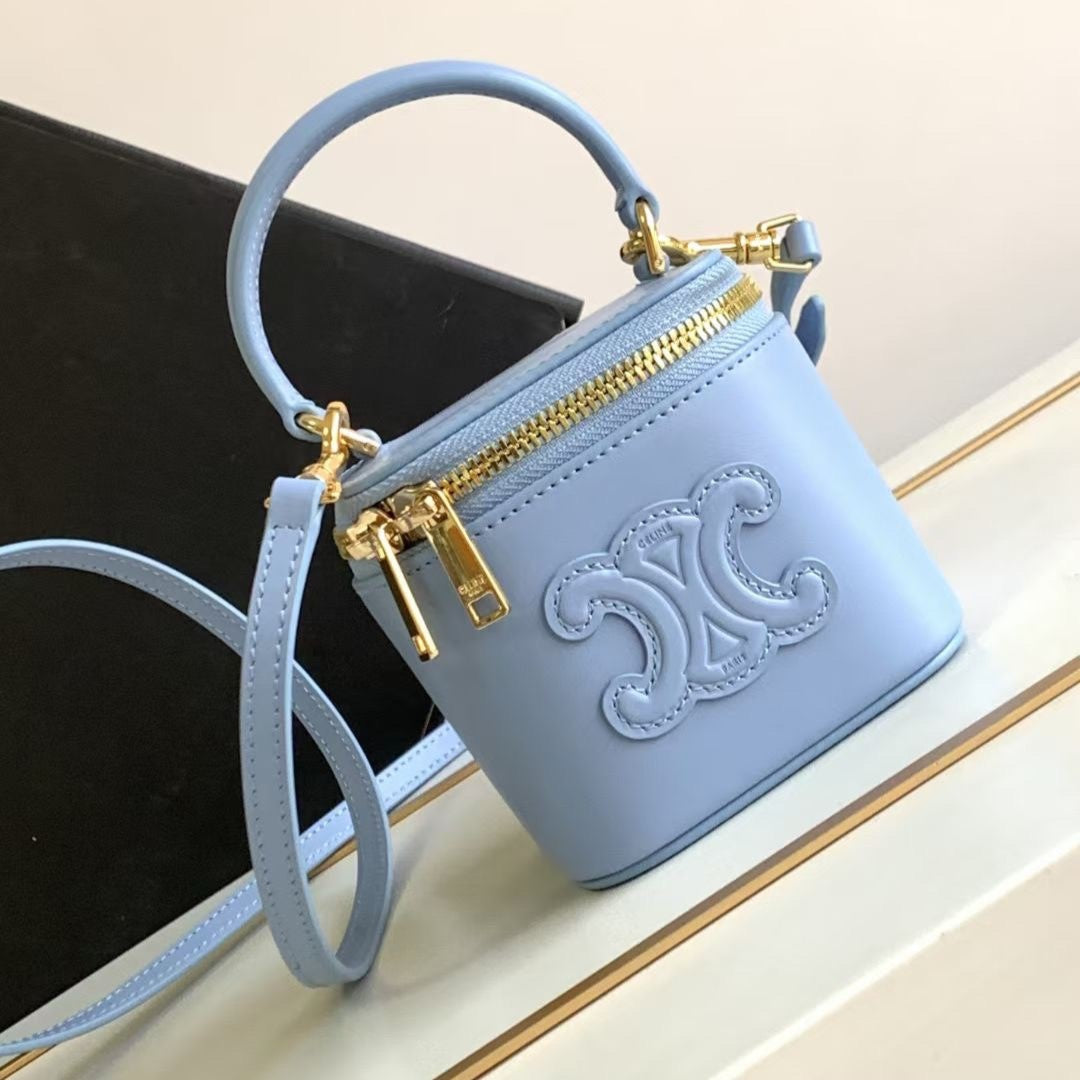 MINI TROUSSE DE VANITY TRIOMPHE EN CUIR DE VEAU BLEU CIEL