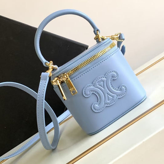 MINI TROUSSE DE VANITY TRIOMPHE EN CUIR DE VEAU BLEU CIEL