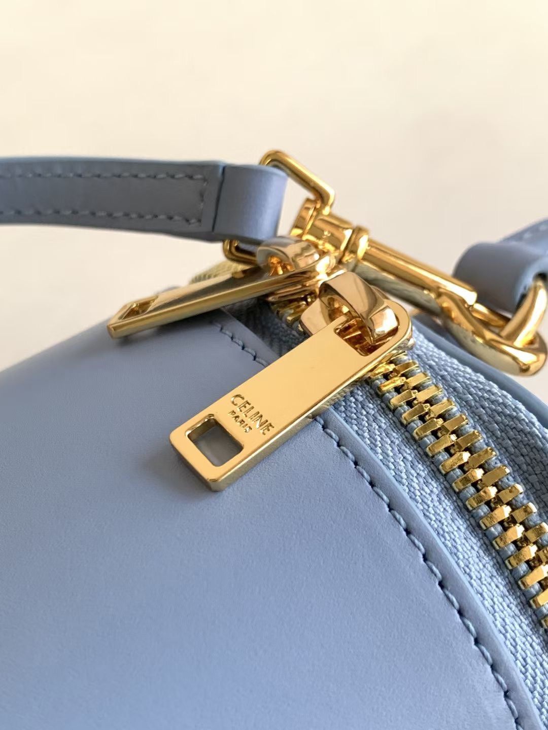 MINI TROUSSE DE VANITY TRIOMPHE EN CUIR DE VEAU BLEU CIEL