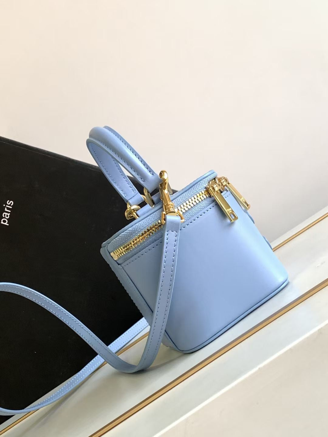 MINI TROUSSE DE VANITY TRIOMPHE EN CUIR DE VEAU BLEU CIEL