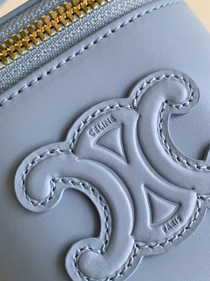 MINI TROUSSE DE VANITY TRIOMPHE EN CUIR DE VEAU BLEU CIEL
