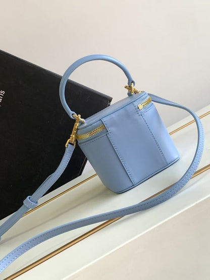MINI TROUSSE DE VANITY TRIOMPHE EN CUIR DE VEAU BLEU CIEL