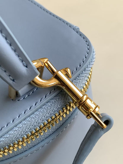 MINI TROUSSE DE VANITY TRIOMPHE EN CUIR DE VEAU BLEU CIEL