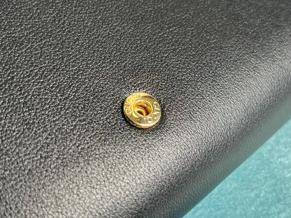 SAC BANDOULIÈRE BLONDIE 21 EN CUIR DE VEAU NOIR ET QUINCAILLERIE DORÉ