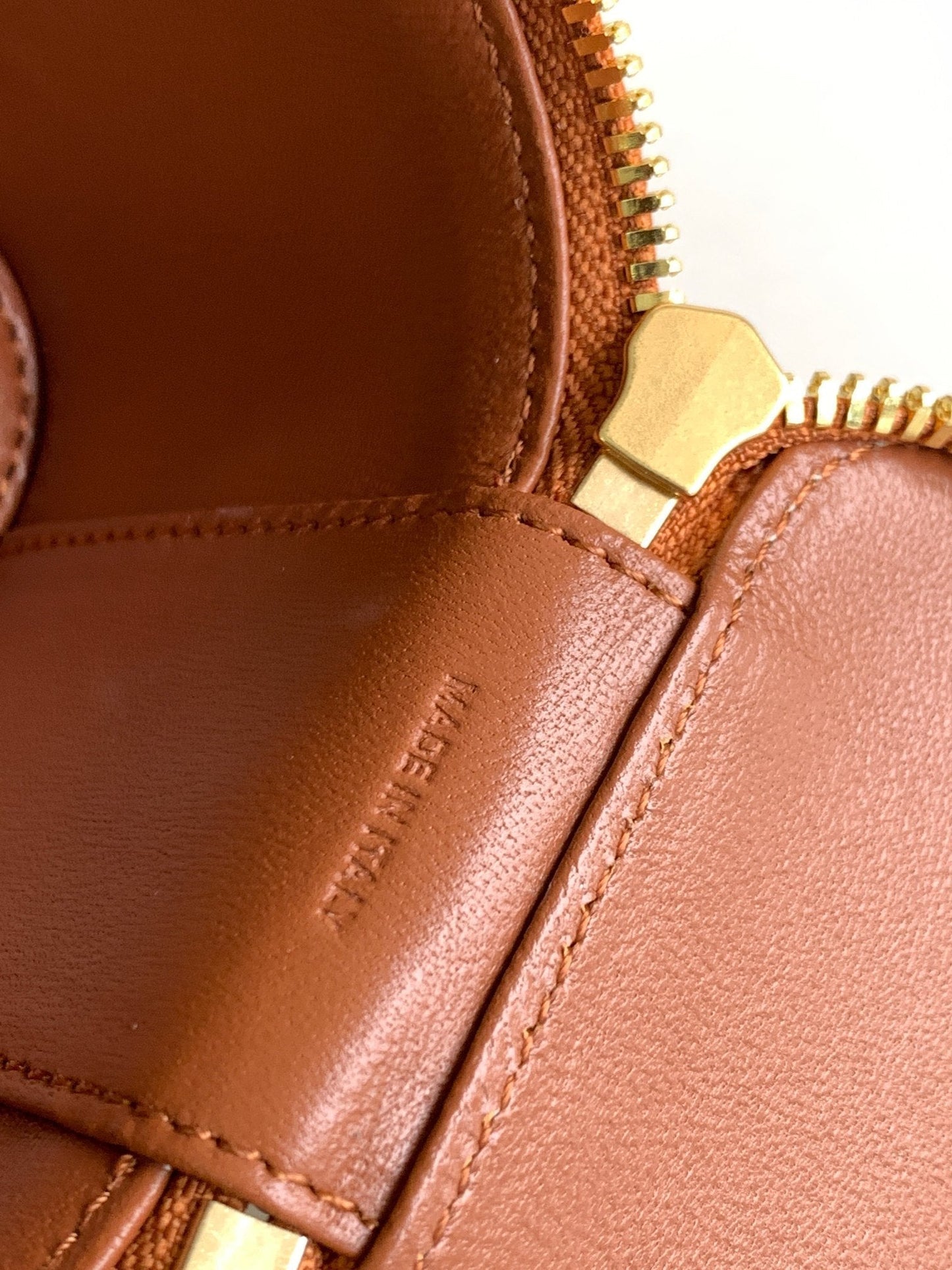MINI TROUSSE DE VANITY TRIOMPHE EN CUIR DE VEAU TAN