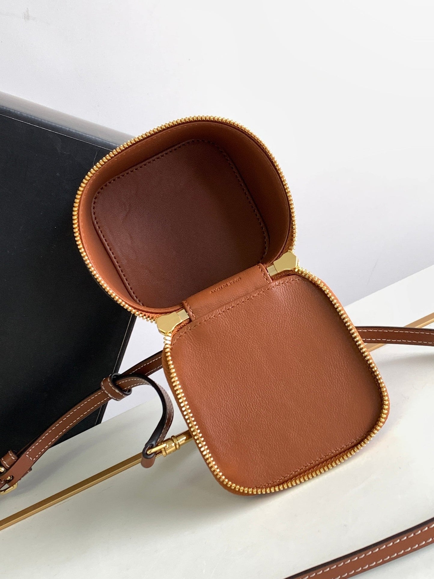 MINI TROUSSE DE VANITY TRIOMPHE EN CUIR DE VEAU TAN