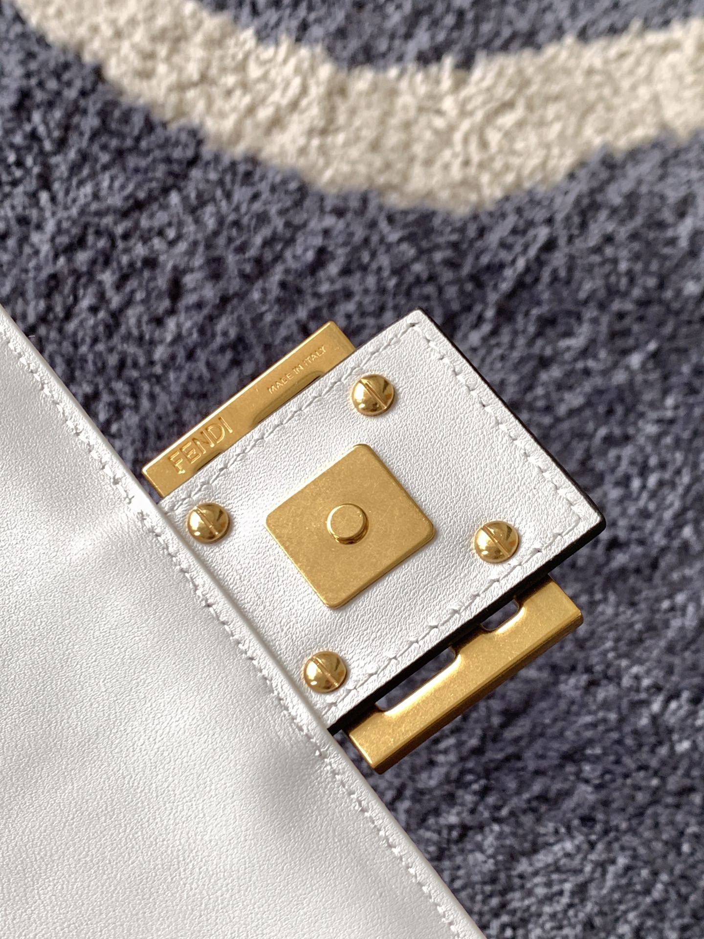 Sac Fend Baguette 27 en cuir blanc à motif FF GHW 