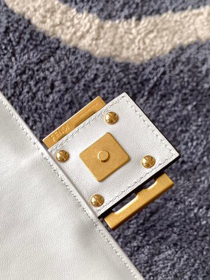 Sac Fend Baguette 27 en cuir blanc à motif FF GHW 