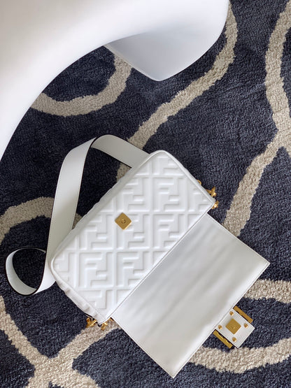 Sac Fend Baguette 27 en cuir blanc à motif FF GHW 