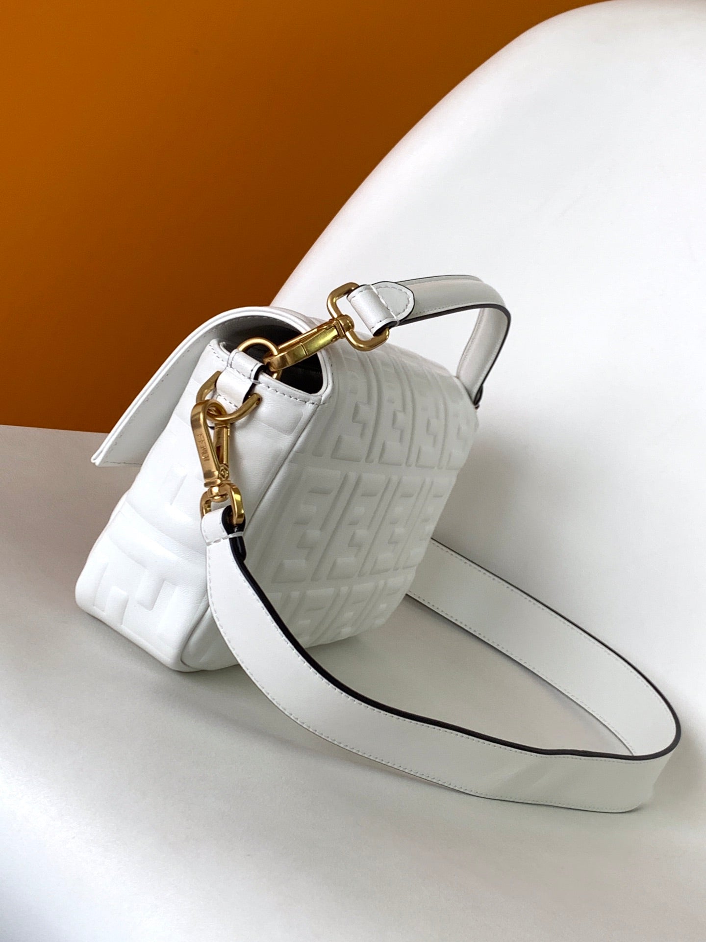 Sac Fend Baguette 27 en cuir blanc à motif FF GHW 