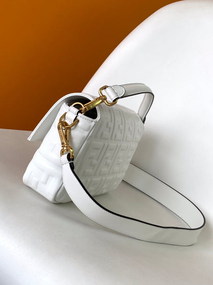Sac Fend Baguette 27 en cuir blanc à motif FF GHW 