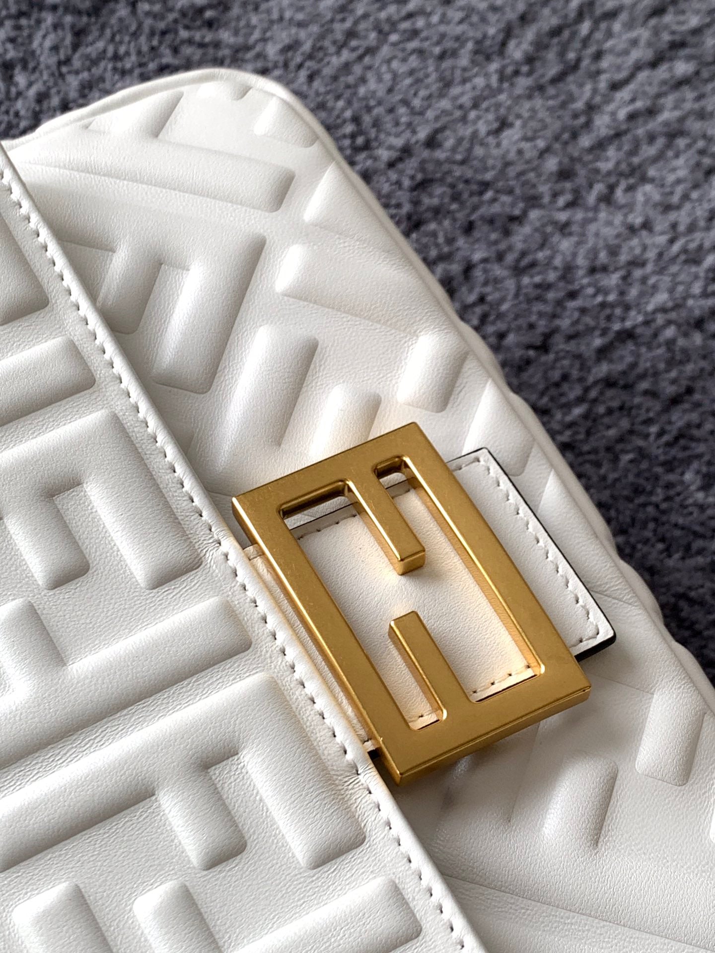 Sac Fend Baguette 27 en cuir blanc à motif FF GHW 