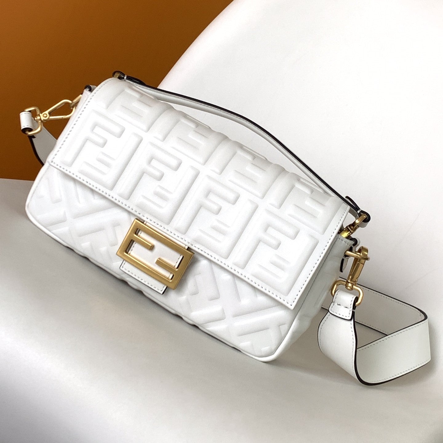 Sac Fend Baguette 27 en cuir blanc à motif FF GHW 