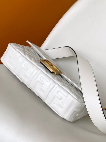 Sac Fend Baguette 27 en cuir blanc à motif FF GHW 