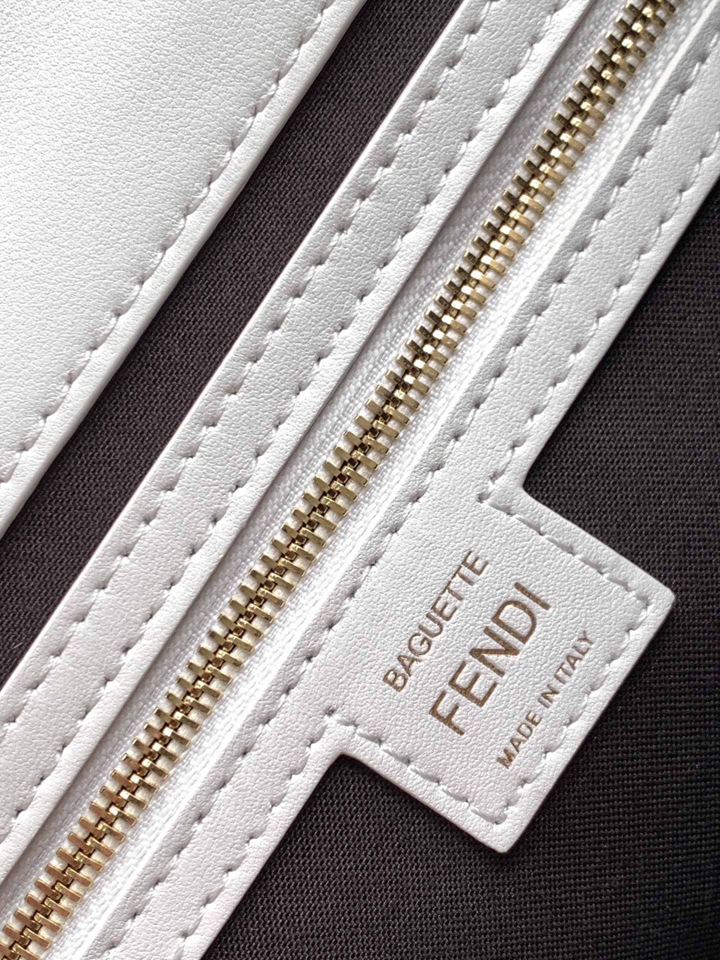 Sac Fend Baguette 27 en cuir blanc à motif FF GHW 