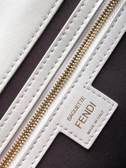 Sac Fend Baguette 27 en cuir blanc à motif FF GHW 