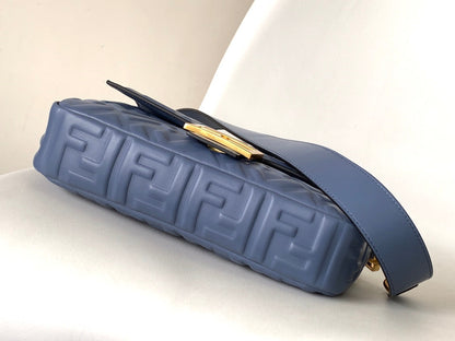 Sac Fend Baguette 27 en cuir bleu à motif FF GHW 