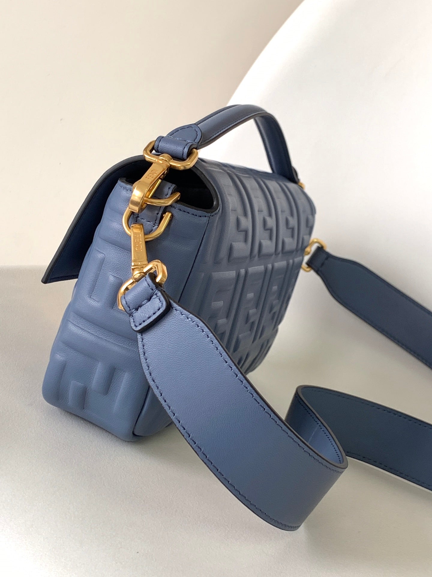 Sac Fend Baguette 27 en cuir bleu à motif FF GHW 