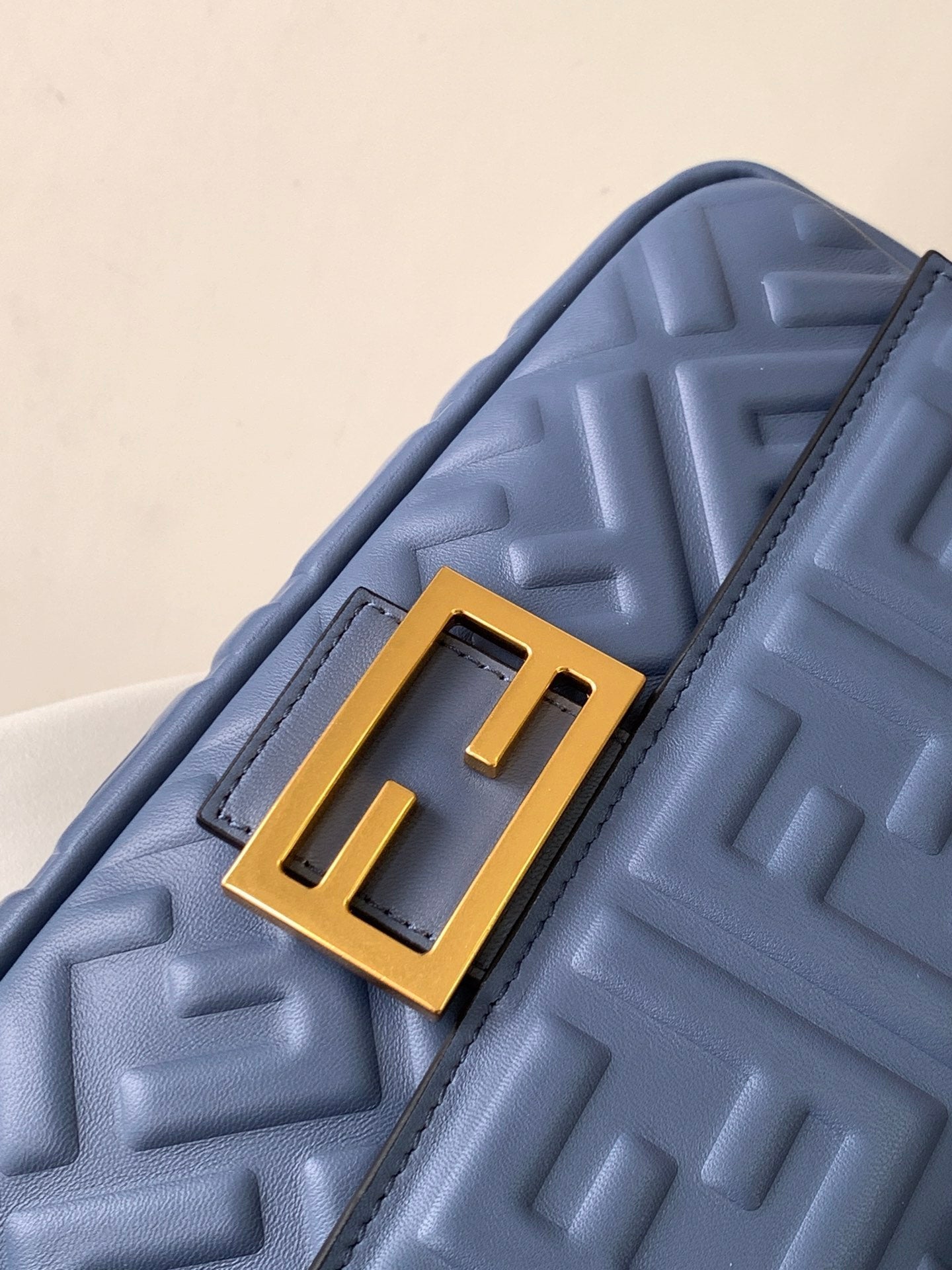 Sac Fend Baguette 27 en cuir bleu à motif FF GHW 