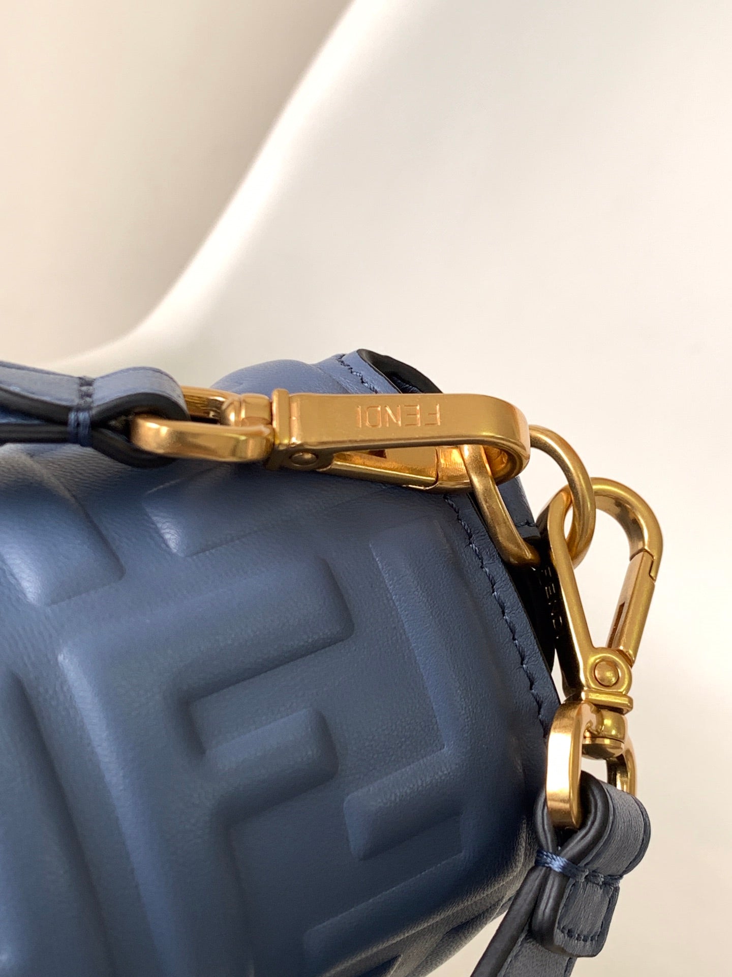 Sac Fend Baguette 27 en cuir bleu à motif FF GHW 
