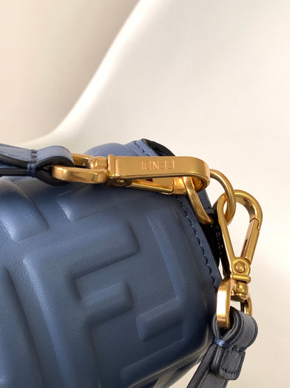 Sac Fend Baguette 27 en cuir bleu à motif FF GHW 