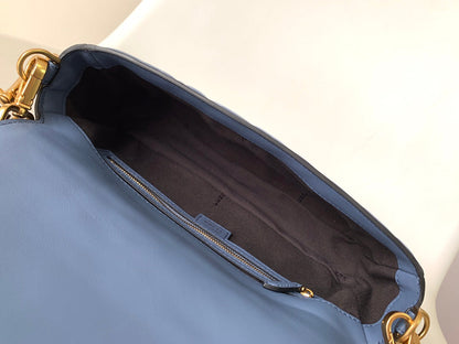 Sac Fend Baguette 27 en cuir bleu à motif FF GHW 