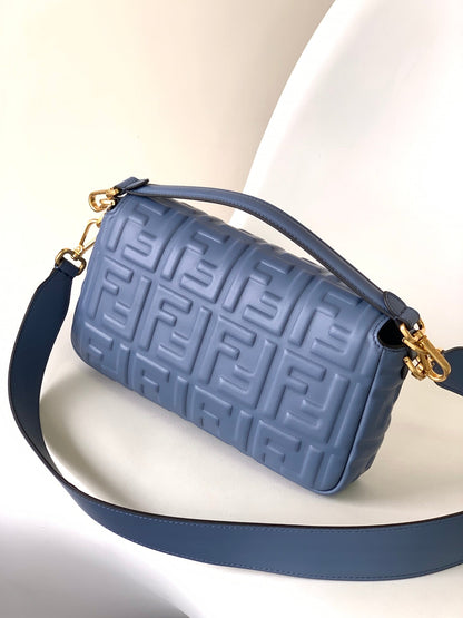 Sac Fend Baguette 27 en cuir bleu à motif FF GHW 