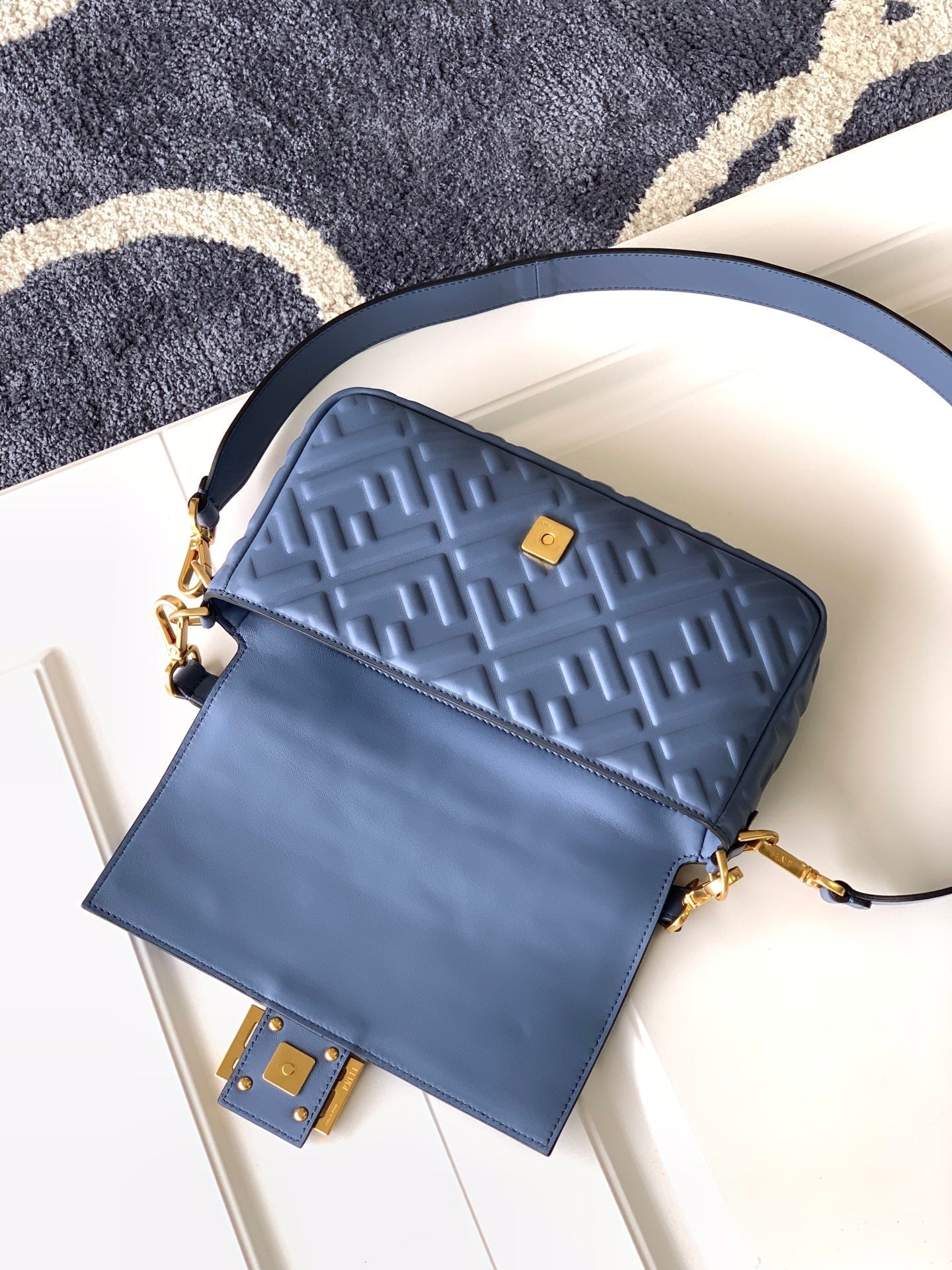 Sac Fend Baguette 27 en cuir bleu à motif FF GHW 